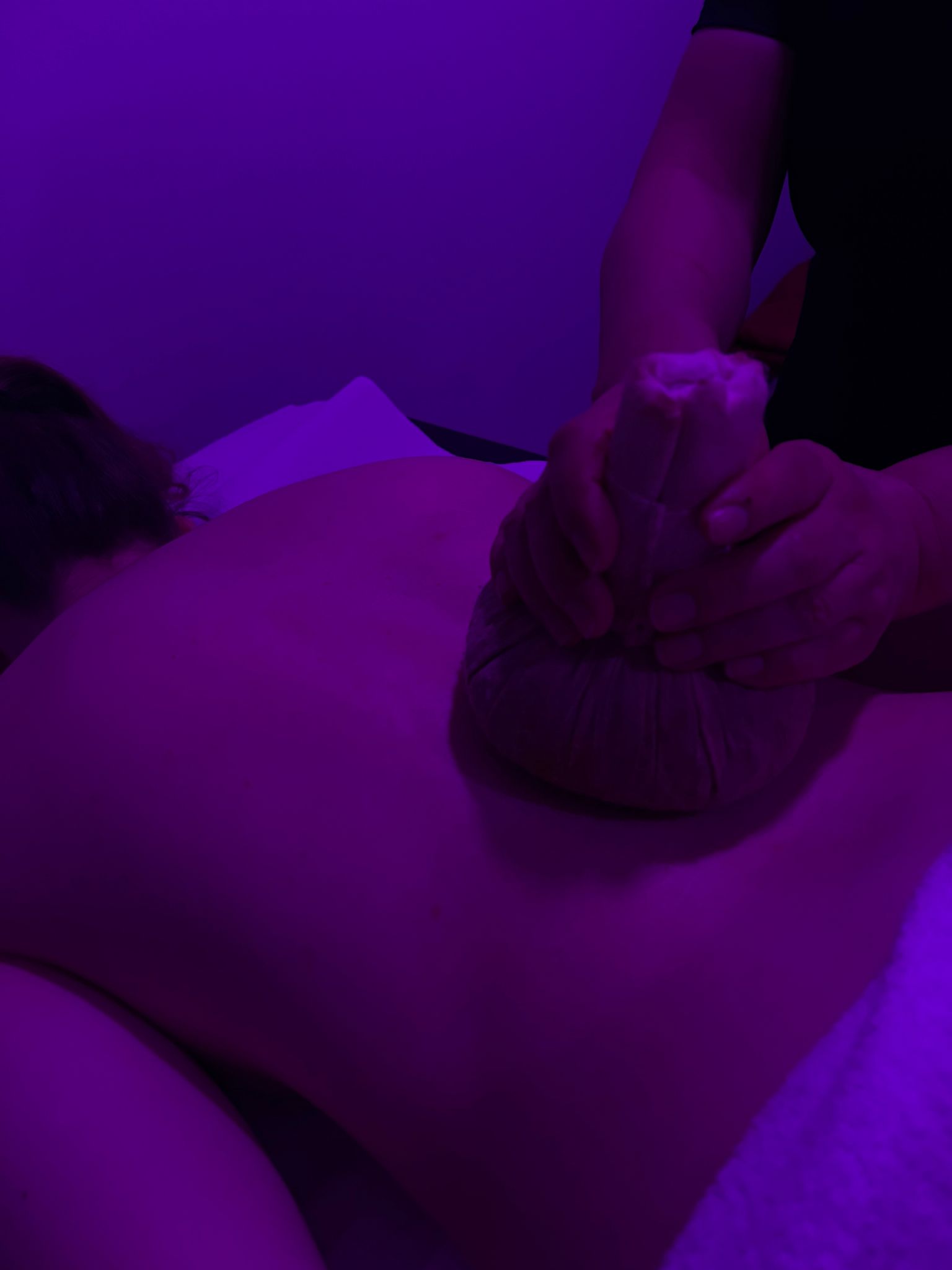 Massage aux pochons chauds thais a Toulouse chez Moon & Star